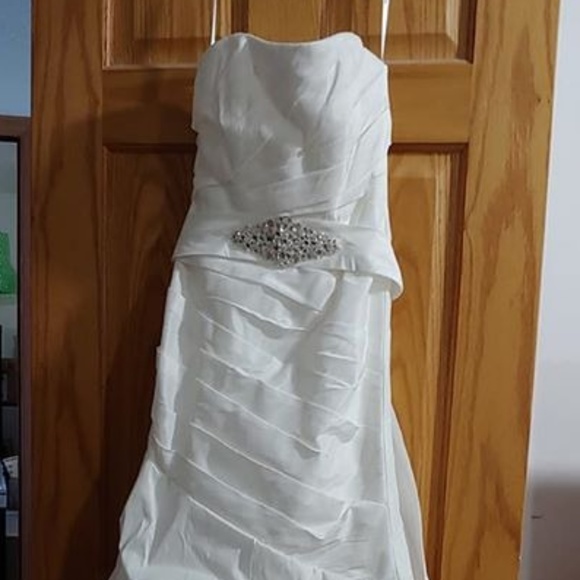 David's Bridal Wedding Gown- Never Worn or Altered